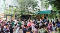 Dari pantauan sekitar pukul 12.30 WIB pengunjung KBS terlihat berjajar di antrean tiket hingga pintu masuk.