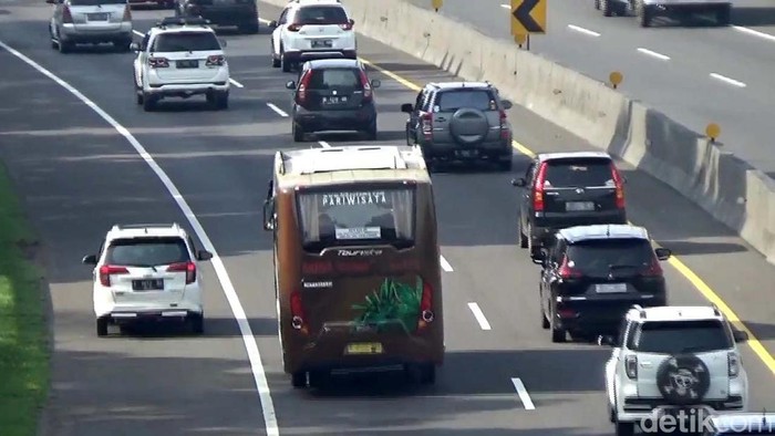 Libur pergantian tahun 2022, situasi arus lalu lintas di ruas jalan tol Cipularang, dari arah Jakarta menuju Bandung alami kepadatan, kondisi ini terpantau sekitar pukul 08.30 WIB di kilometer 79, wilayah Babakancikao, Purwakarta.