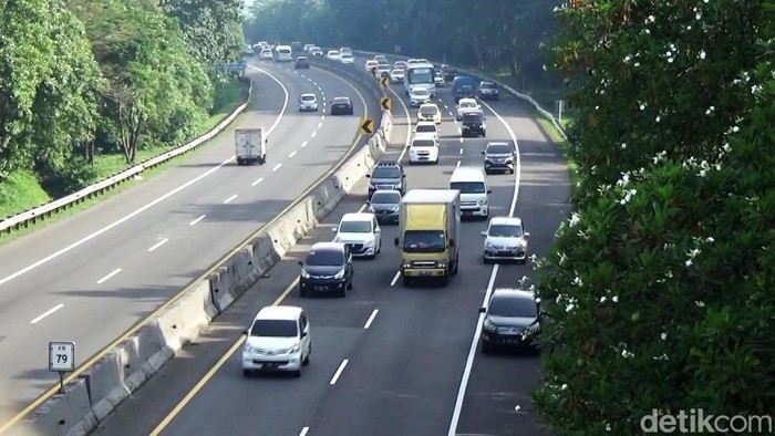 Libur Tahun Baru, Tol Cipularang Arah Bandung Padat Libur pergantian tahun 2022, situasi arus lalu lintas di ruas jalan tol Cipularang, dari arah Jakarta menuju Bandung alami kepadatan, kondisi ini terpantau sekitar pukul 08.30 WIB di kilometer 79, wilayah Babakancikao, Purwakarta.