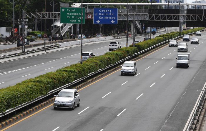 Kendaraan melintasi Jalan Tol Dalam Kota dan Jalan Gatot Subroto di Jakarta, Sabtu (1/1/2022). Jalanan di Ibu Kota lengang saat libur tahun baru. ANTARA FOTO/Akbar Nugroho Gumay/rwa.