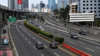 Sejumlah kendaraan melintas di tol dalam kota, Jakarta, Sabtu (1/1/2022).