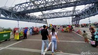 Warga Surabaya memadati Jembatan Suroboyo, Sabtu (1/1/2022) sore.
