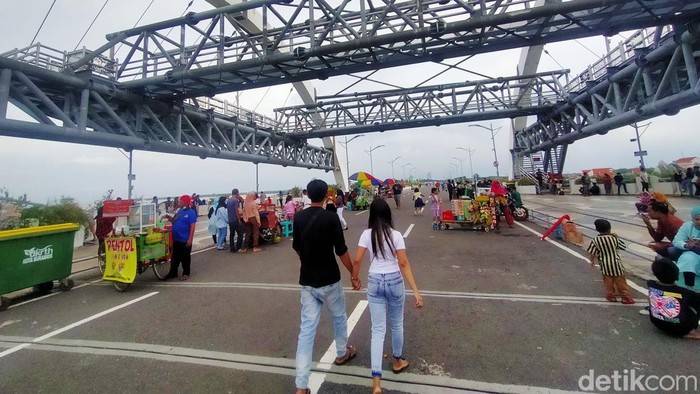 Makin Sore, Jembatan Suroboyo Kian Ramai Warga Surabaya mengisi libur tahun baru dengan berkunjung ke Jembatan Suroboyo. Bahkan, pengunjung semakin ramai saat sore.