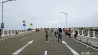 Warga juga tampak asyik berswafoto di atas Jembatan Suroboyo.