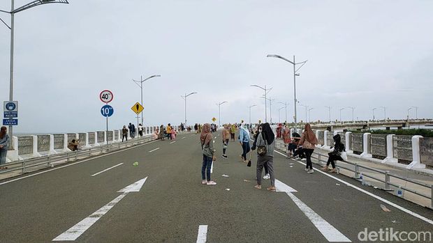 Warga Surabaya mengisi libur tahun baru dengan berkunjung ke Jembatan Suroboyo. Bahkan, pengunjung semakin ramai saat sore.