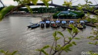 Sedangkan suasana tempat wisata Pantai Kenjeran Lama juga terlihat jelas dari Jembatan Suroboyo. Suasananya ramai oleh pengunjung.