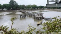 Suasana di Pantai Kenjeran Lama tampak ramai oleh pengunjung.
