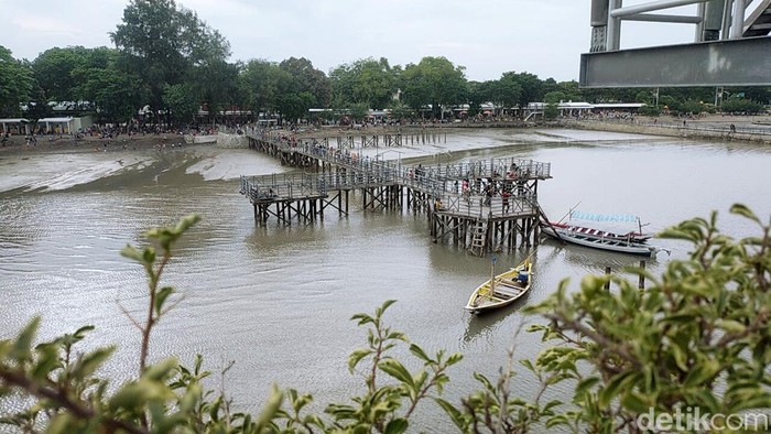 Makin Sore, Jembatan Suroboyo Kian Ramai Warga Surabaya mengisi libur tahun baru dengan berkunjung ke Jembatan Suroboyo. Bahkan, pengunjung semakin ramai saat sore.