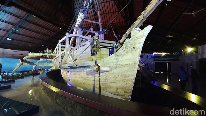 Melihat Museum Kapal Samudra Raksa di Borobudur Berkunjung di Candi Borobudur, Kabupaten Magelang, Jawa Tengah, rasanya kurang lengkap jika tidak melihat Museum Kapal Samudra Raksa. Untuk memasuki museum ini, pengunjung wajib memakai kaus kaki.