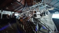 Di dalam museum ini terdapat kapal yang dulunya digunakan napak tilas jalur kayu manis.