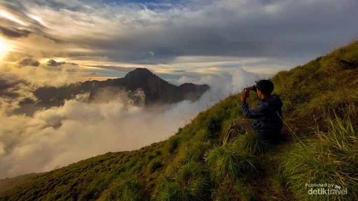 Lautan awan dan danau segara anak menjadi pemandangan luar biasa tentu memanjakan mata para pendaki