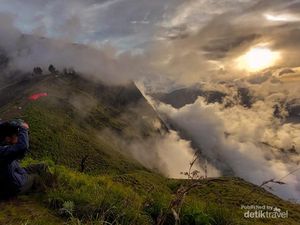 Menanti Sunset Terindah di Pelawangan Sembalun Rinjani