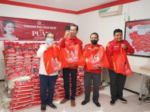 Kader PDIP Surabaya Bagikan Beras ke Wong Cilik