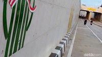 Di sisi ornamen dinding Underpass, mulai dari Visual Ramp Underpass yang terdiri dari Gigi Balang Khas Bekasi yang memiliki makna bahwa hidup harus selalu jujur, ulet dan sabar, kemudian ornamen Puncak Rebung yang bermakna mengandung harapan harapan baik sebab bambu merupakan pohon yang tidak mudah Rubuh oleh tiupan angina kencang sekalipun.