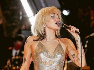 Ups, Payudara Miley Cyrus Hampir Terlihat di Konser Tahun Baru