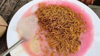 Tidak ingin ribet, seorang netizen punya terobosan baru menyatukan makanan dan minuman jadi satu. Mie goreng yang digabungkan dengan es campur ini bisa jadi solusi cerdas jika ingin makan dan minum sekali suap. Foto: Facebook/Instagram/1cak.com