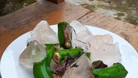 Berniat ingin menyajikan es pisang ijo tetapi netizen ini tak tau cara membuat es pisang ijo yang sebenarnya. Memotong-motong langsung pisang yang mentah dengan kulitnya, tanpa pikir panjang ia langsung menyajikannya dengan es batu. Foto: Facebook/Instagram/1cak.com