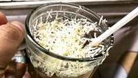 Niat ingin meracik minuman kekinian tetapi kreasi minuman ini jadi salah konsep. Minuman es teh dengan keju ini memang cukup pas jika diseruput saat matahari sedang terik. Foto: Facebook/Instagram/1cak.com