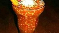Minuman ekstrem ini hanya disukai oleh para pencinta pedas. Mungkin tujuan menambah keju di atasnya untuk sedikit menetralisir pedas. Tetapi kalau cabainya segini banyak, apakah bisa? Foto: Facebook/Instagram/1cak.com