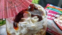 Ngidam es sundae, netizen ini punya cara yang unik membuat es krimnya sendiri. Menggunakan Indomie goreng rasa rendang dengan siraman kuah gula merah dan tambahan topping saus cokelat, bagaimana ya rasanya? Foto: Facebook/Instagram/1cak.com