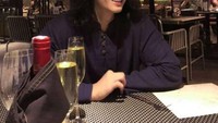 Di sebuah restoran, Paing Takhon terlihat mmenikmati segelas champagne.  Foto: Instagram @paing_takhon