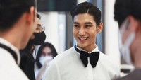 Bahkan, ia berhasil mengalahkan V BTS yang memiliki banyak penggemar. Aktor tampan ini kerap mengunggah foto-fotonya di Instagram @paing_takhon. Foto: Instagram @paing_takhon