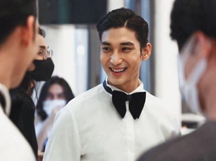 Paing Takhon, Pria Paling Tampan di Dunia yang Doyan Makan Buah