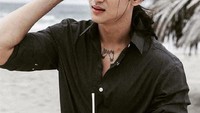 Paing Takhon banyak memiliki momen kuliner. Seperti saat berada di pantai, ia sedang menikmati kelapa muda yang segar. Foto: Instagram @paing_takhon