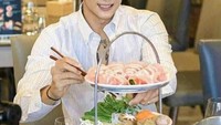 Ia juga sangat menyukai steamboat. Paing Takhon pergi ke salah satu restoran dan menikmati hangatnya steamboat dengan isian jamur, sayuran, bakso, hingga irisan daging. Foto: Instagram @paing_takhon
