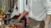 Paing sangat menyukai buah-buahan. Ia selalu menyetok beragam buah segar di rumahnya. Foto: Instagram @paing_takhon