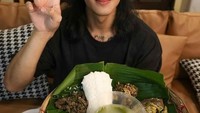 Aktor dengan rambut gondrong ini juga suka menyantap olahan nasi. Seperti momennya yang mendapatkan paket nasi dengan aneka lauk spesial. Foto: Instagram @paing_takhon