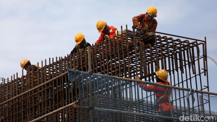Pekerja melakukan proses pembagunan akses keluar tol (ramp off) Becakayu di Pangkalan Jati, Jakarta Timur, Sabtu (1/1/2022).