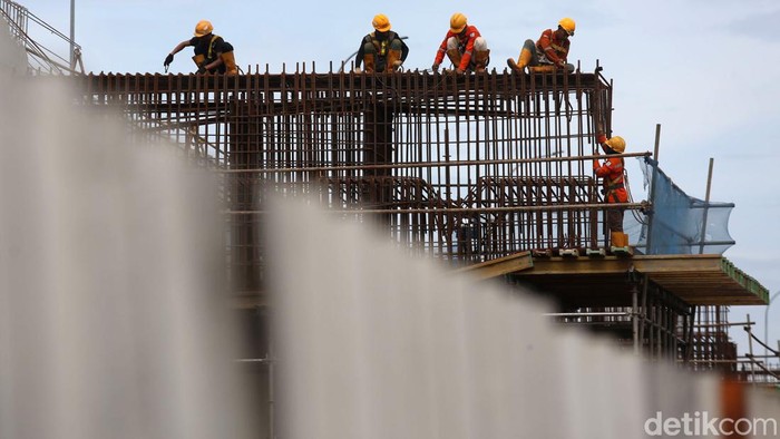 Pembangunan Ramp Off Becakayu di Pangkalan Jati Terus Dikebut Pekerja melakukan proses pembagunan akses keluar tol (ramp off) Becakayu di Pangkalan Jati, Jakarta Timur, Sabtu (1/1/2022).