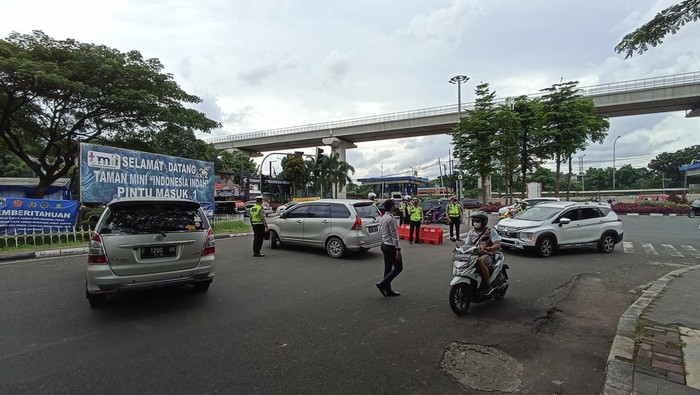 Pemberlakuan Gage di TMII, Sejumlah Kendaraan Diputar Balik