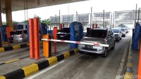 Antrean didominasi oleh kendaraan pribadi.