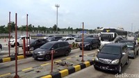 Arus kendaraan dari arah Jakarta menuju Cirebon terus meningkat. Meski demikian tidak terjadi kamacetan atau kepadatan yang panjang di titik ini.