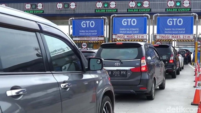 Antrean kendaraan terjadi di pintu keluar Ruas Jalan Tol Cikampek tepatnya di gerbang tol Cikampek Utama (cikatama), wilayah Karawang, Jawa Barat.