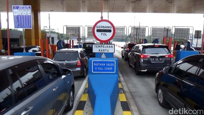 Antrean kendaraan terjadi di pintu keluar Ruas Jalan Tol Cikampek tepatnya di gerbang tol Cikampek Utama (cikatama), wilayah Karawang, Jawa Barat.