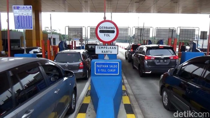 Antrean kendaraan terjadi di pintu keluar Ruas Jalan Tol Cikampek tepatnya di gerbang tol Cikampek Utama (cikatama), wilayah Karawang, Jawa Barat.