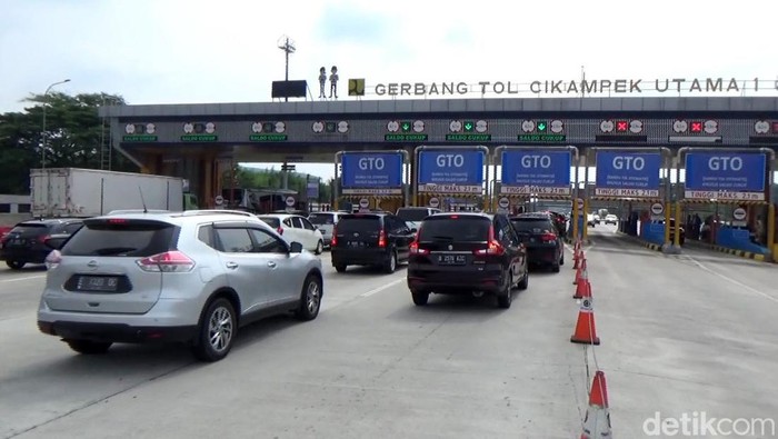 Antrean kendaraan terjadi di pintu keluar Ruas Jalan Tol Cikampek tepatnya di gerbang tol Cikampek Utama (cikatama), wilayah Karawang, Jawa Barat.
