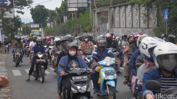 Pengandara menuju Lembang