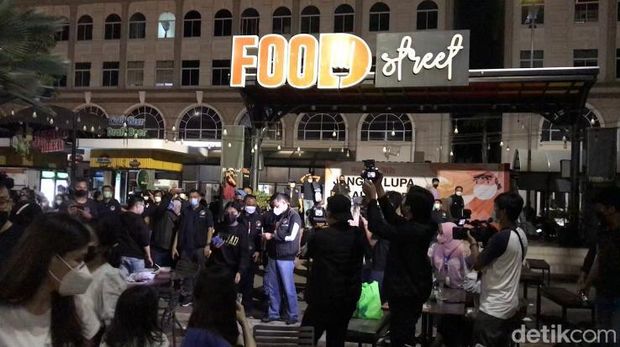 Pengunjung di Food Street PIK Dibubarkan Polisi.