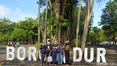 Keseruan Pengunjung Pertama Borobudur Disambut dan Menanam Pohon