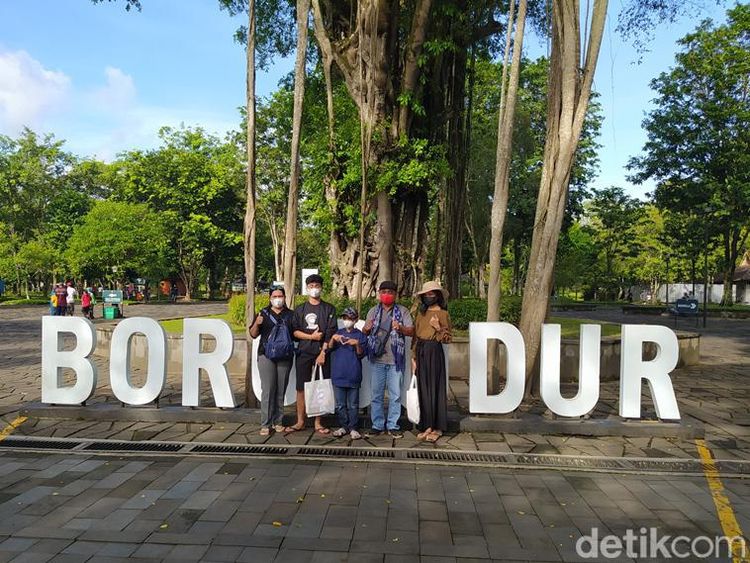Keseruan Pengunjung Pertama Borobudur Disambut dan Menanam Pohon