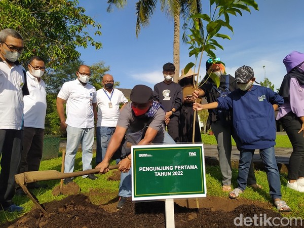 Mereka juga diajak melakukan penanaman Pohon Pranajiwa dan memasuki Museum Samudra Raksa. Bahkan, setelah menikmati Candi Borobudur, pengunjung pertama ini diberikan kesempatan untuk memberikan makan pada gajah yang berada di Candi Borobudur. Mereka juga diajak melakukan penanaman Pohon Pranajiwa dan memasuki Museum Samudra Raksa. Bahkan, setelah menikmati Candi Borobudur, pengunjung pertama ini diberikan kesempatan untuk memberikan makan pada gajah yang berada di Candi Borobudur.