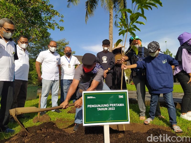Pengunjung perdana di Candi Borobudur