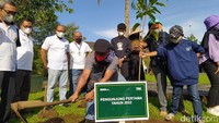 Mereka juga diajak melakukan penanaman Pohon Pranajiwa dan memasuki Museum Samudra Raksa. Bahkan, setelah menikmati Candi Borobudur, pengunjung pertama ini diberikan kesempatan untuk memberikan makan pada gajah yang berada di Candi Borobudur.