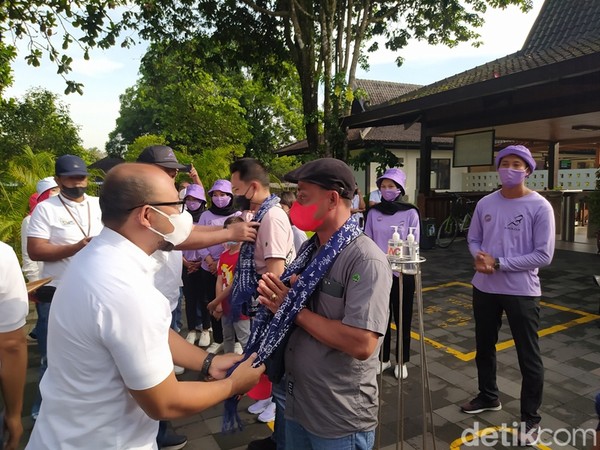 Kedua pengunjung pertama ini mendapatkan suvenir berupa pengalungan sal yang dikalungkan General Manager Taman Wisata Candi Borobudur Aryono Hendro Malyanto dan Kasubag TU Balai Konservasi Borobudur (BKB), Khanifudin Malik. Kedua pengunjung pertama ini mendapatkan suvenir berupa pengalungan sal yang dikalungkan General Manager Taman Wisata Candi Borobudur Aryono Hendro Malyanto dan Kasubag TU Balai Konservasi Borobudur (BKB), Khanifudin Malik.