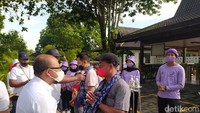 Kedua pengunjung pertama ini mendapatkan suvenir berupa pengalungan sal yang dikalungkan General Manager Taman Wisata Candi Borobudur Aryono Hendro Malyanto dan Kasubag TU Balai Konservasi Borobudur (BKB), Khanifudin Malik.