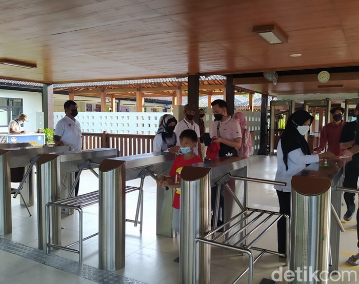 Pengunjung perdana di Candi Borobudur Pengunjung perdana di Candi Borobudur